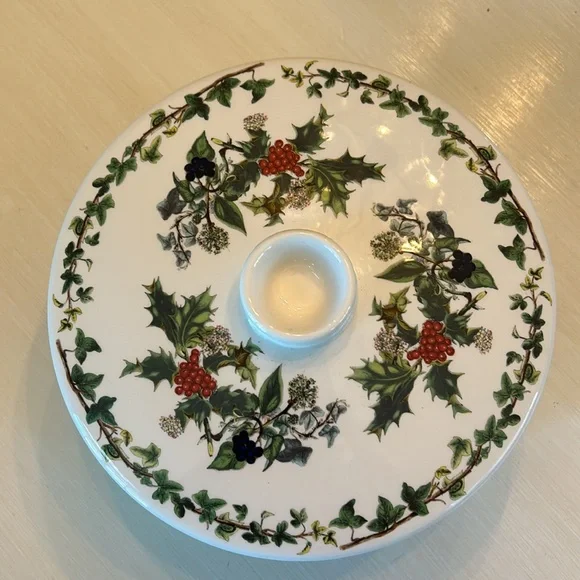 Portmeirion Holly and Ivy Holiday Covered Casserole - Picture 3 of 6